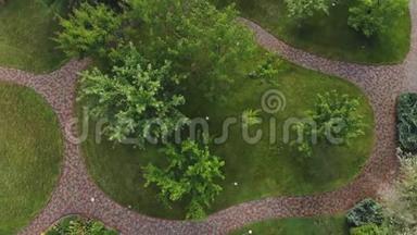 空中无人机景观自动花园浇水系统，不同喷头安装在草坪下